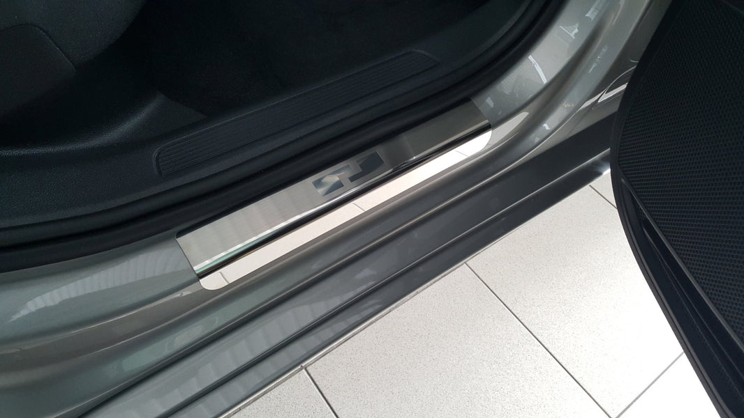 Tröskelskydd till VW Passat B8 2014–2023 – 4-pack rostfritt stål | Alu-Frost – produktbild framifrån | Alu-Frost