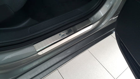 Tröskelskydd till VW Passat B8 2014–2023 – 4-pack rostfritt stål | Alu-Frost – produktbild framifrån | Alu-Frost