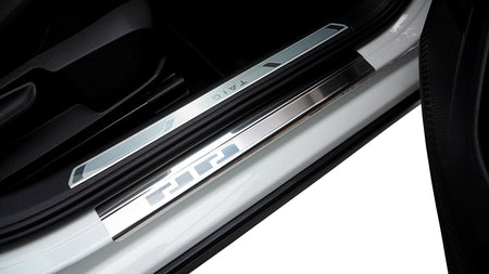 Tröskelskydd till VW Taigo 2022+ – 4-pack rostfritt stål | Alu-Frost – produktbild framifrån | Alu-Frost