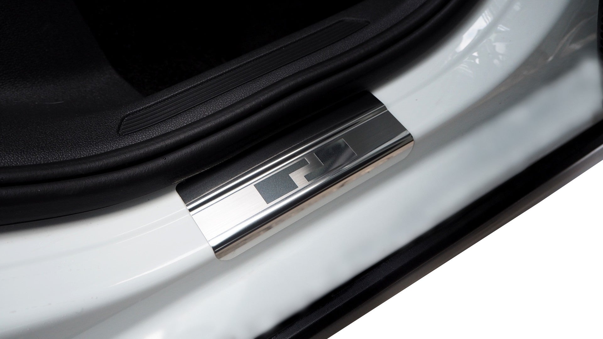 Tröskelskydd till VW Taigo 2022+ – 4-pack rostfritt stål | Alu-Frost – närbild detaljer | Alu-Frost