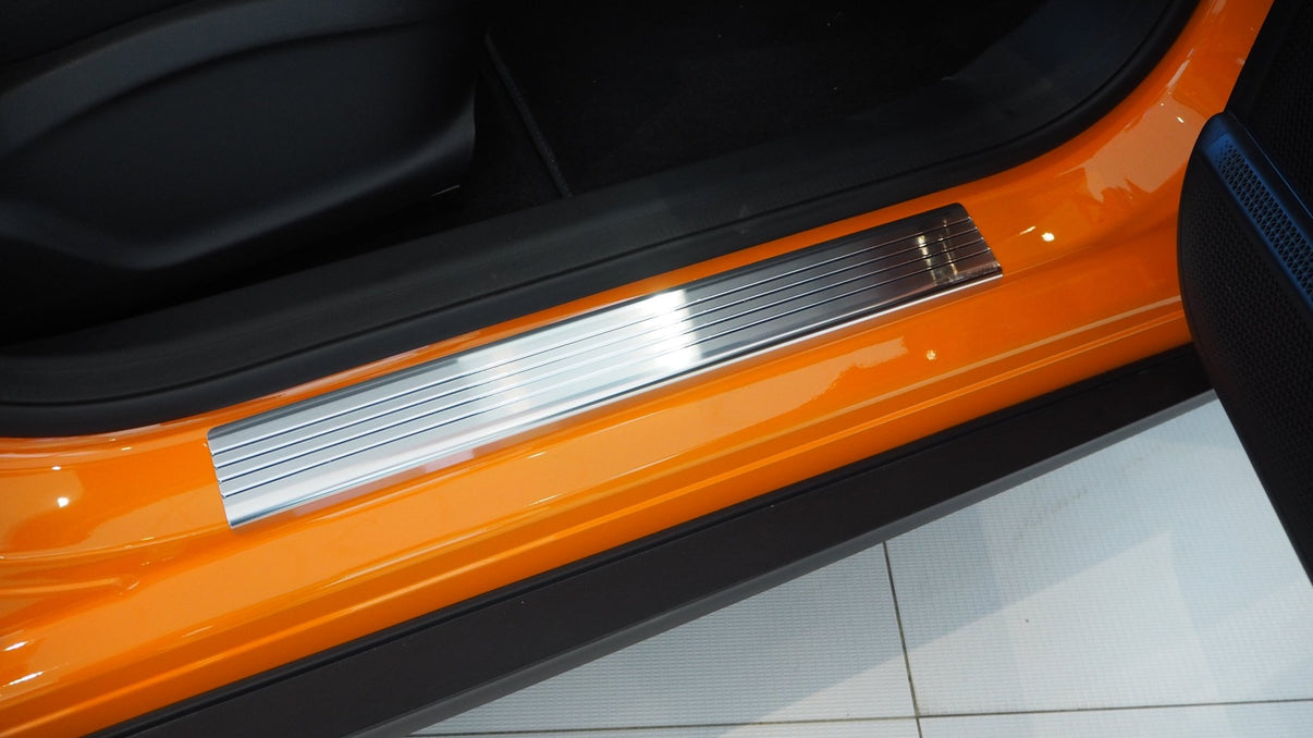 Tröskelskydd till Mitsubishi Colt VIII 2023+ / Renault Clio V 2019–2026 – Svart stål med polyuretan | Alu - Frost - Carlevel - Bilskydd > Tröskelskydd > Mitsubishi